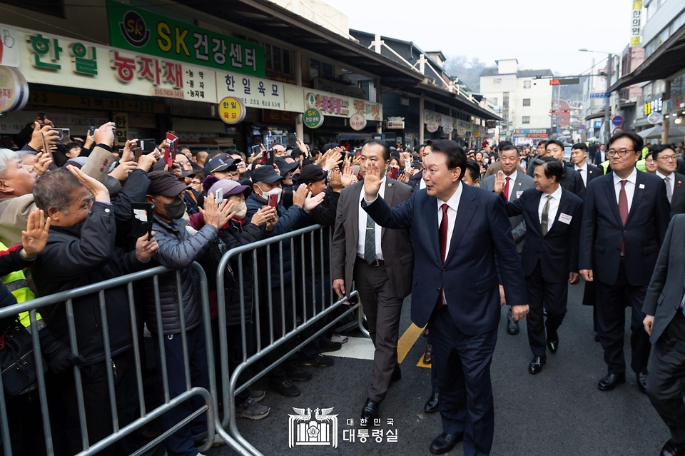 12월 2일 윤석열 대통령은 공주산성시장을 방문해 시장 상인 및 지역 소상공인을 격려했습니다.