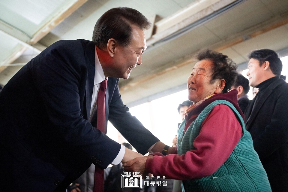 12월 2일 윤석열 대통령은 공주산성시장을 방문해 시장 상인 및 지역 소상공인을 격려했습니다.