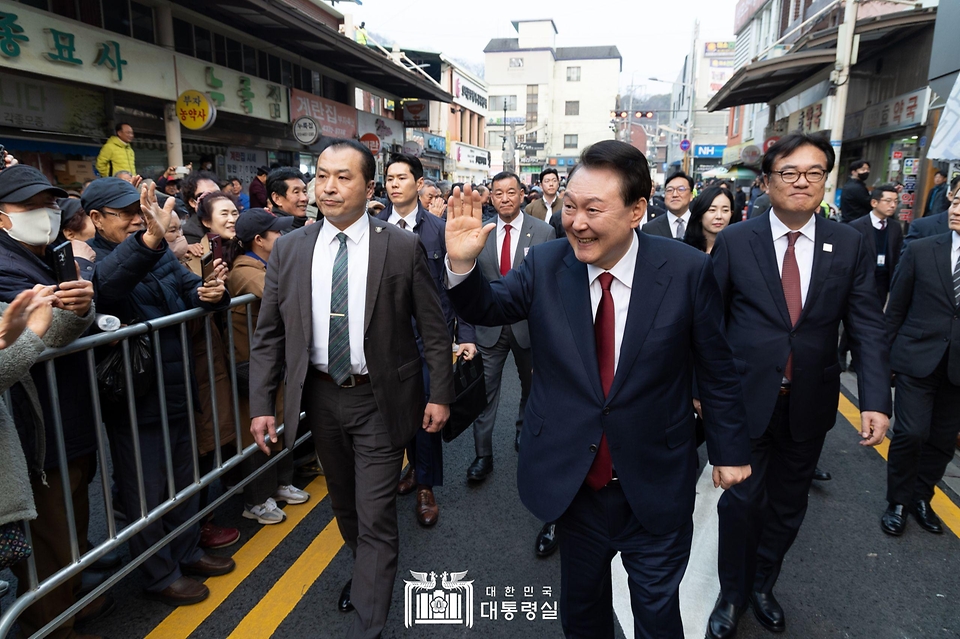 12월 2일 윤석열 대통령은 공주산성시장을 방문해 시장 상인 및 지역 소상공인을 격려했습니다.