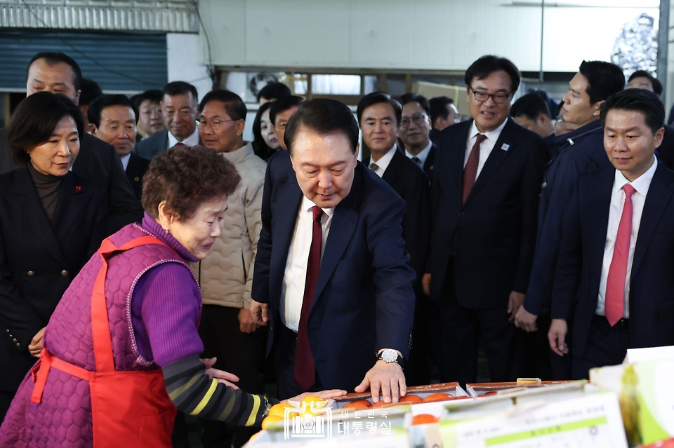 12월 2일 윤석열 대통령은 공주산성시장을 방문해 시장 상인 및 지역 소상공인을 격려했습니다.