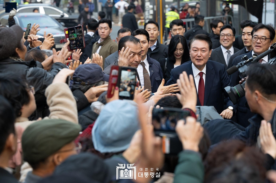 12월 2일 윤석열 대통령은 공주산성시장을 방문해 시장 상인 및 지역 소상공인을 격려했습니다.