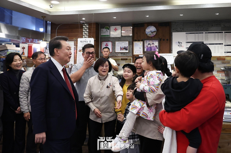 12월 2일 윤석열 대통령은 공주산성시장을 방문해 시장 상인 및 지역 소상공인을 격려했습니다.