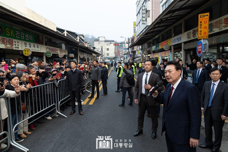 12월 2일 윤석열 대통령은 공주산성시장을 방문해 시장 상인 및 지역 소상공인을 격려했습니다.