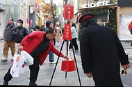 명동에서 퍼지는 구세군 자선냄비 종소리 사진 1