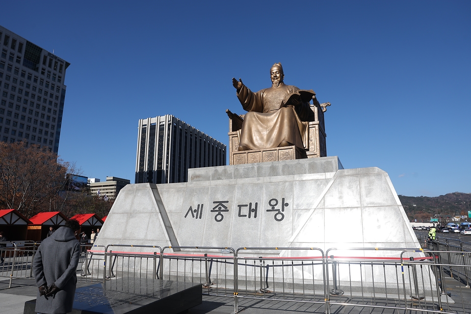 내년부터 5월 15일은 세종대왕 나신 날로 국가기념일이 된다. 사진은 5일 서울 세종데로 광화문광장 세종대상 동상 모습.