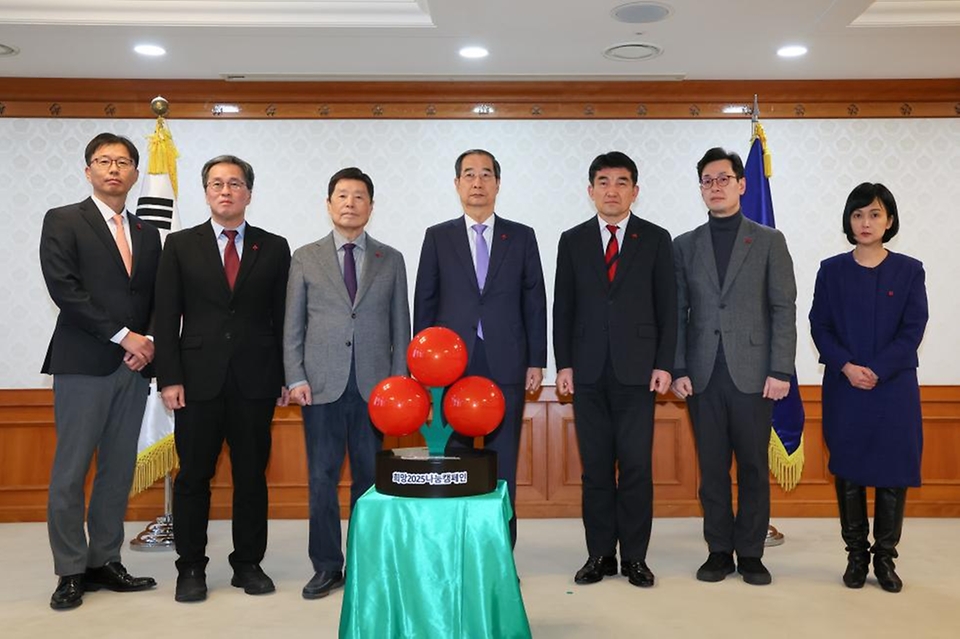 한덕수 국무총리가 9일 세종대로 정부서울청사에서 열린 사랑의 열매 전달식에서 사회복지공동모금회 모금함에 성금을 기부를 하고 있다.