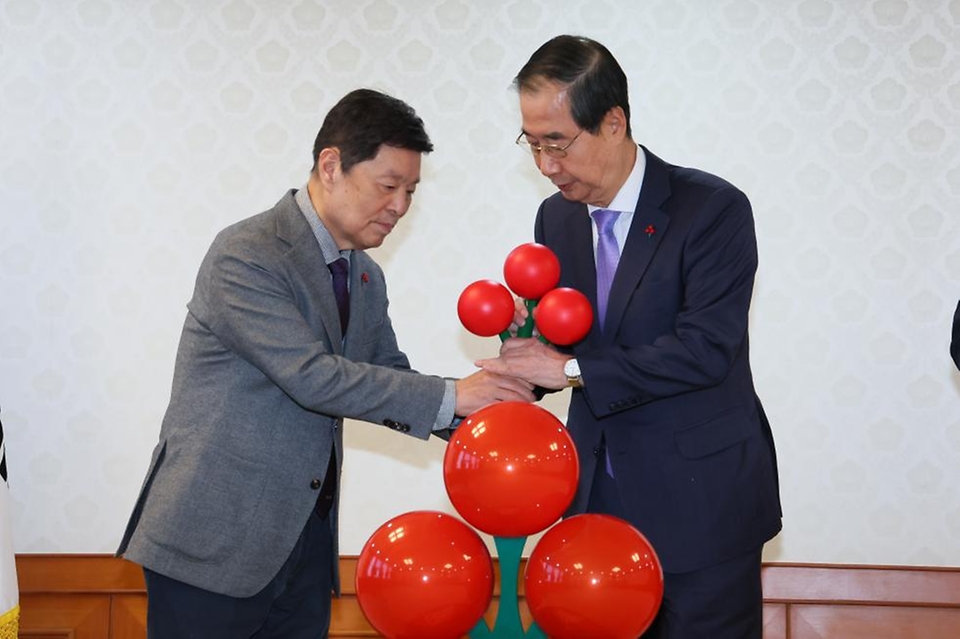 한덕수 국무총리가 9일 세종대로 정부서울청사에서 열린 사랑의 열매 전달식에서 사회복지공동모금회 모금함에 성금을 기부를 하고 있다.