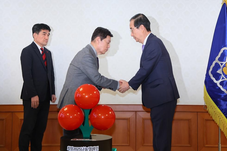 한덕수 국무총리가 9일 세종대로 정부서울청사에서 열린 사랑의 열매 전달식에서 사회복지공동모금회 모금함에 성금을 기부를 하고 있다.