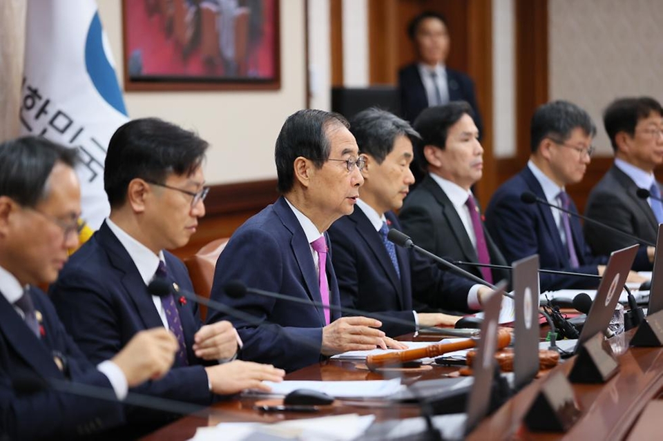 한덕수 국무총리가 10일 세종대로 정부서울청사에서 열린 국무회의를 주재, 모두발언을 하고 있다.