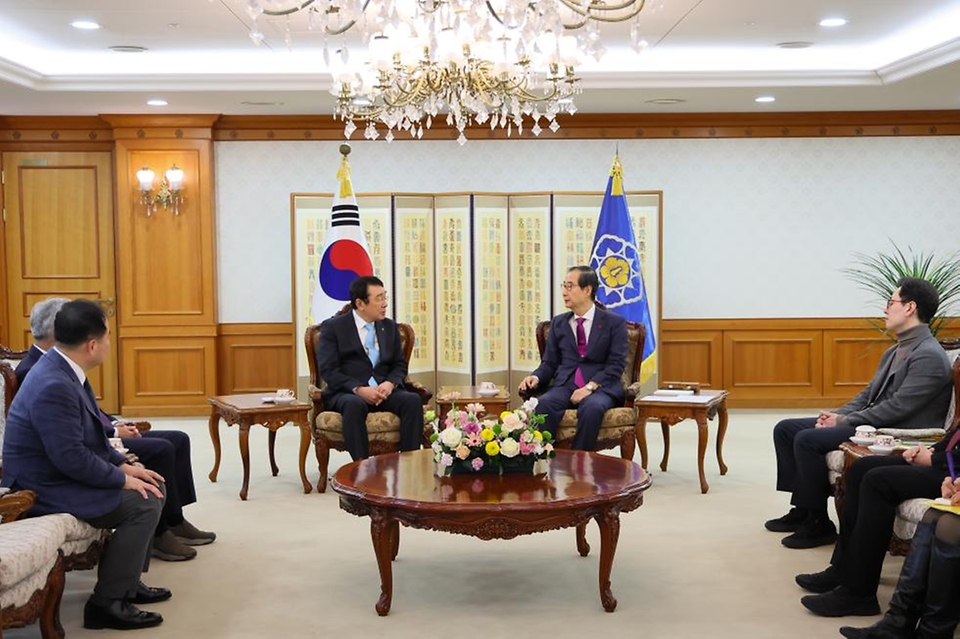 한덕수 대통령 권한대행 국무총리가 18일 세종대로 정부서울청사에서 크리스마스 씰 액자를 들고 신민석 대한결핵협회 회장과 기념 촬영을 하고 있다.