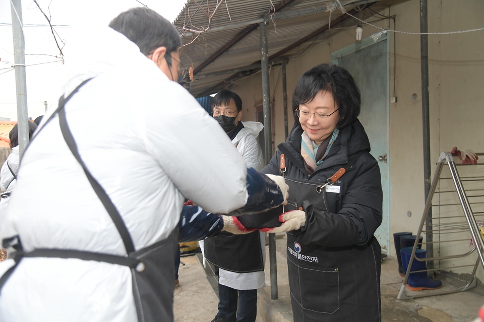 오유경 처장이 20일 청주 독거노인 가정에 사랑의 연탄배달 자원봉사를 마친 후 참석자들과 기념촬영을 하고 있다.