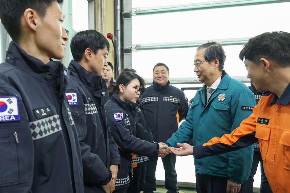 한덕수 대통령 권한대행 국무총리가 24일 서울 중부소방서를 방문, 연말연시 재난대응체계 등을 점검한 뒤 근무자들을 격려하고 있다.