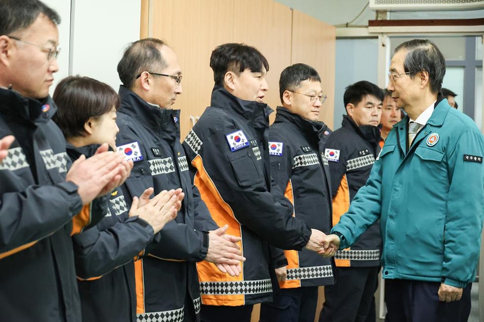 한덕수 대통령 권한대행 국무총리가 24일 서울 중부소방서를 방문, 연말연시 재난대응체계 등을 점검한 뒤 근무자들을 격려하고 있다.