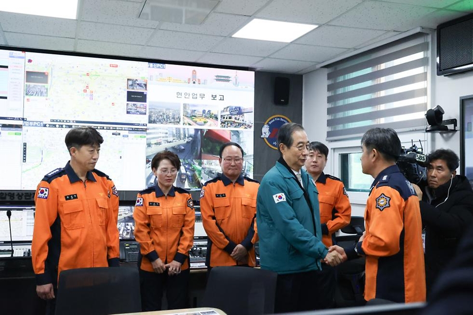 한덕수 대통령 권한대행 국무총리가 24일 서울 중부소방서를 방문, 연말연시 재난대응체계 등을 점검한 뒤 근무자들을 격려하고 있다.