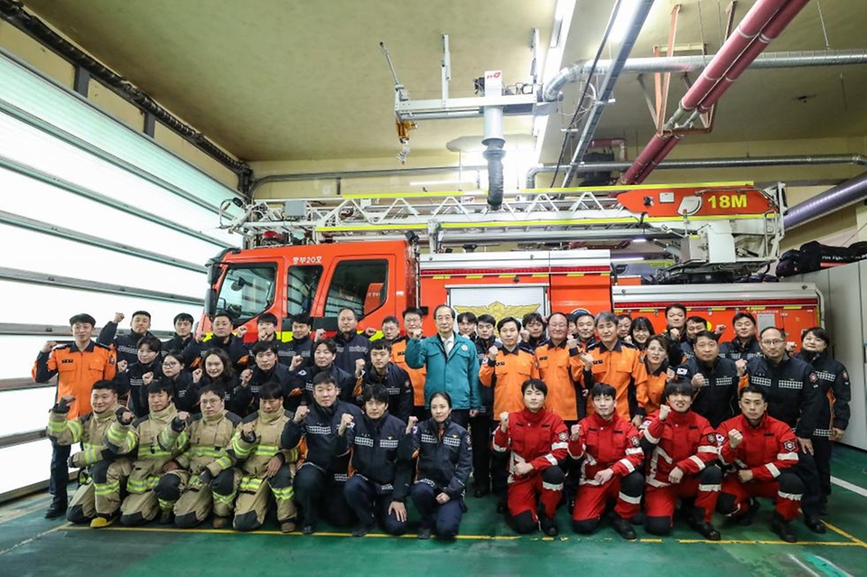 한덕수 대통령 권한대행 국무총리가 24일 서울 중부소방서를 방문, 연말연시 재난대응체계 등을 점검한 뒤 근무자들을 격려하고 있다.