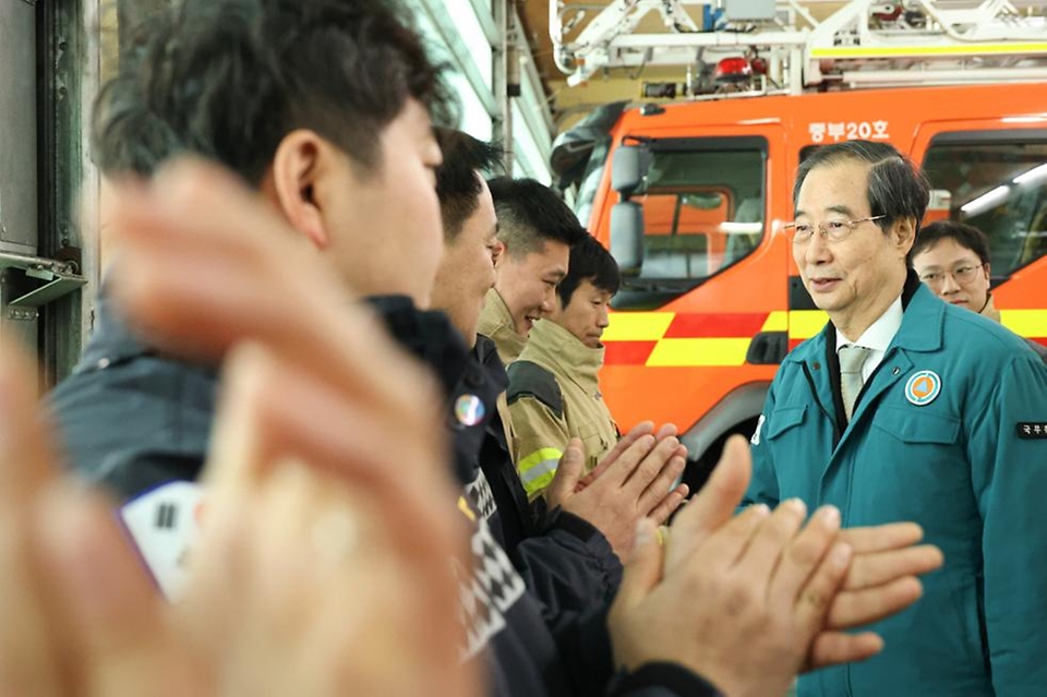 한덕수 대통령 권한대행 국무총리가 24일 서울 중부소방서를 방문, 연말연시 재난대응체계 등을 점검한 뒤 근무자들을 격려하고 있다.