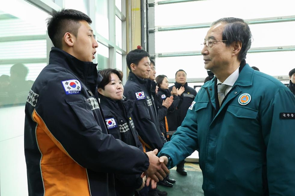 한덕수 대통령 권한대행 국무총리가 24일 서울 중부소방서를 방문, 연말연시 재난대응체계 등을 점검한 뒤 근무자들을 격려하고 있다.