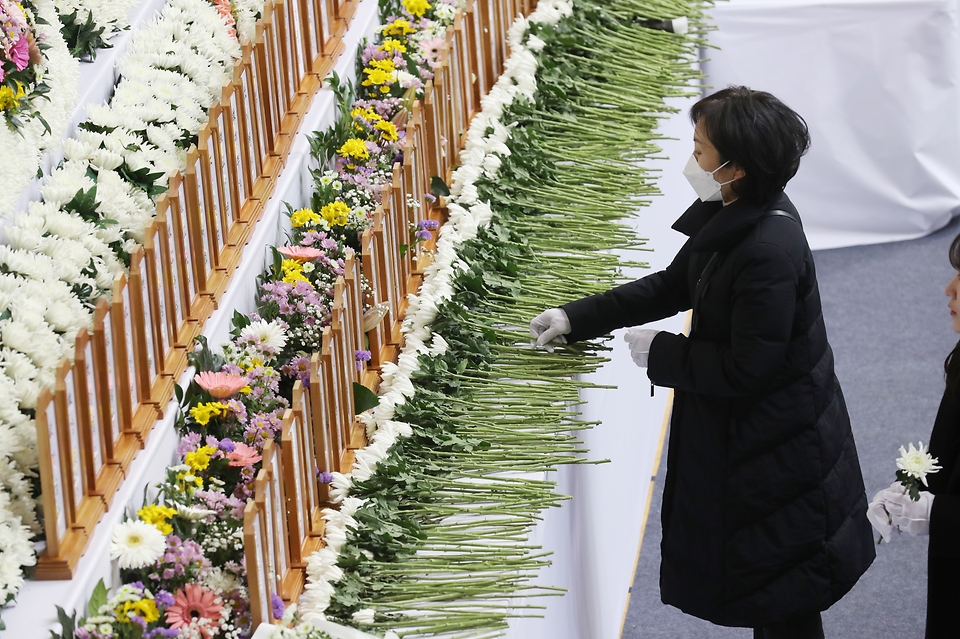 31일 전남 무안군 현경면 무안스포츠파크에 마련된 제주항공 여객기 사고 희생자 합동분향소에서 추모객들이 조문을 하고 있다.