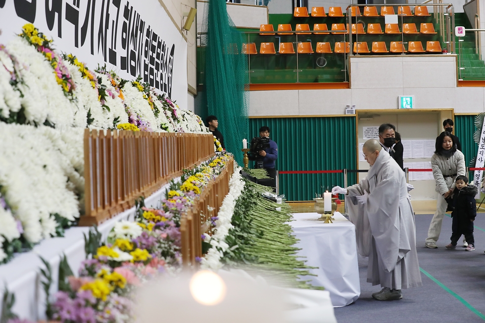 31일 전남 무안군 현경면 무안스포츠파크에 마련된 제주항공 여객기 사고 희생자 합동분향소에서 추모객들이 조문을 하고 있다.