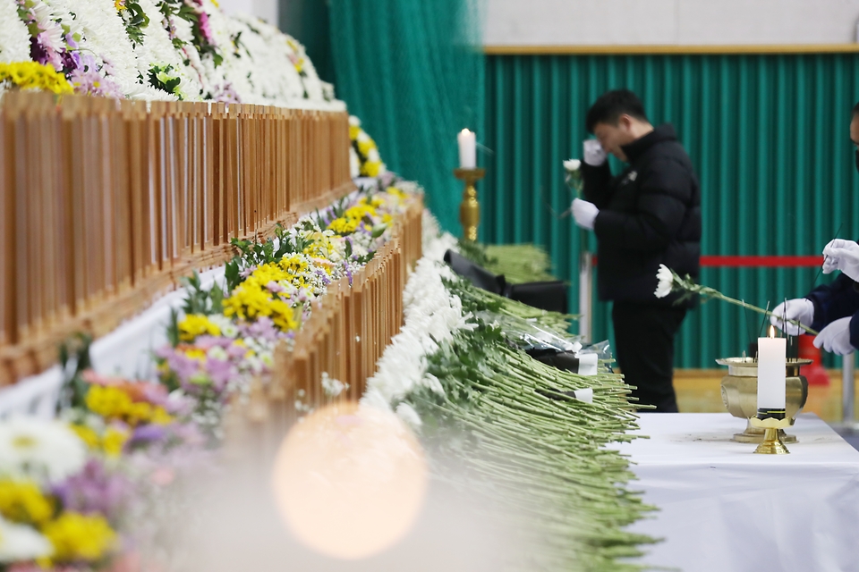 31일 전남 무안군 현경면 무안스포츠파크에 마련된 제주항공 여객기 사고 희생자 합동분향소에서 추모객들이 조문을 하고 있다.