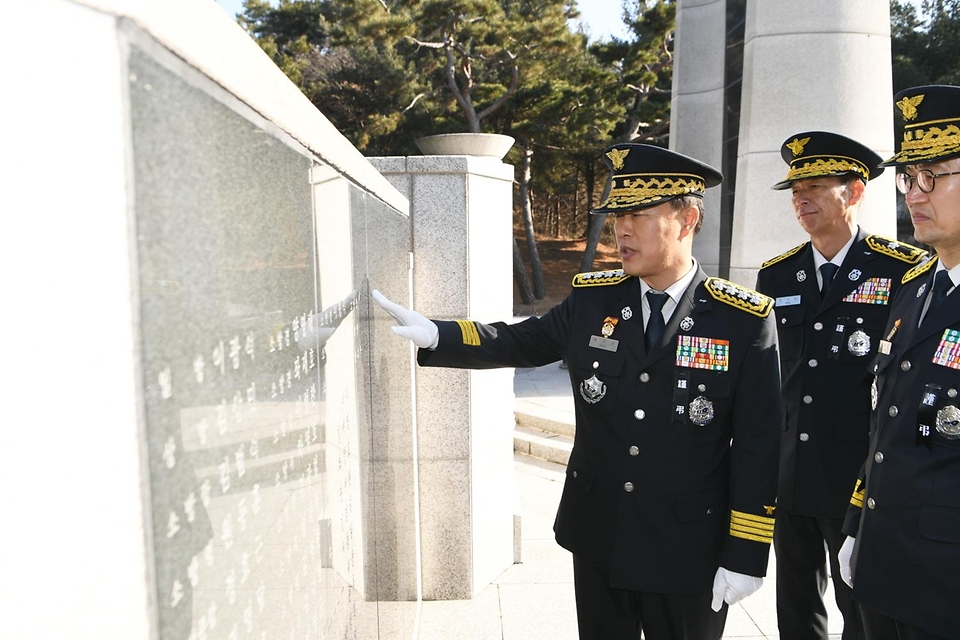 허석곤 소방청장은 2일 오전 을사년 새해 순국선열과 순직소방인의 숭고한 뜻을 기리기 위해 충남 천안시 충청소방학교 내 소방충혼탑을 참배했다.