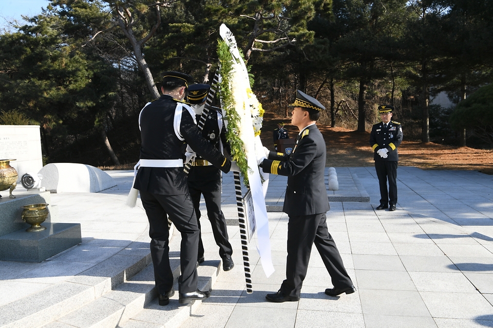 허석곤 소방청장은 2일 오전 을사년 새해 순국선열과 순직소방인의 숭고한 뜻을 기리기 위해 충남 천안시 충청소방학교 내 소방충혼탑을 참배했다.