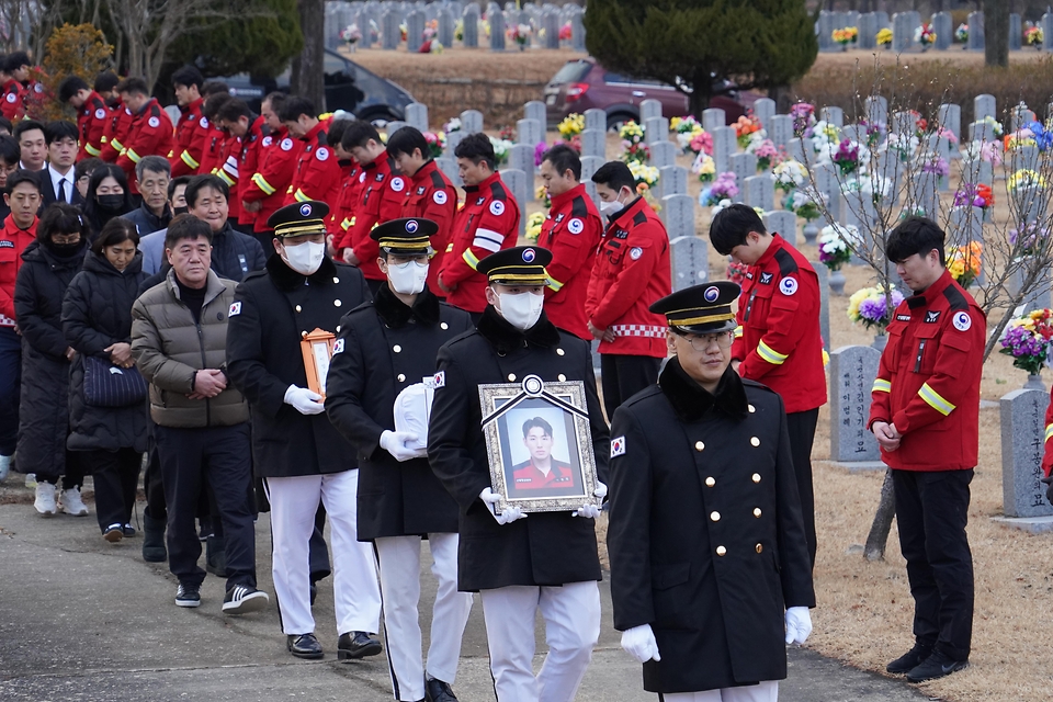 산악인명 구조과정에서 순직한 고 이영도 공중진화대원의 안장식이 2025년 1월 6일 대전 유성구 국립대전현충원에서 거행됐다.