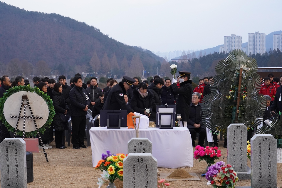 산악인명 구조과정에서 순직한 고 이영도 공중진화대원의 안장식이 2025년 1월 6일 대전 유성구 국립대전현충원에서 거행됐다.