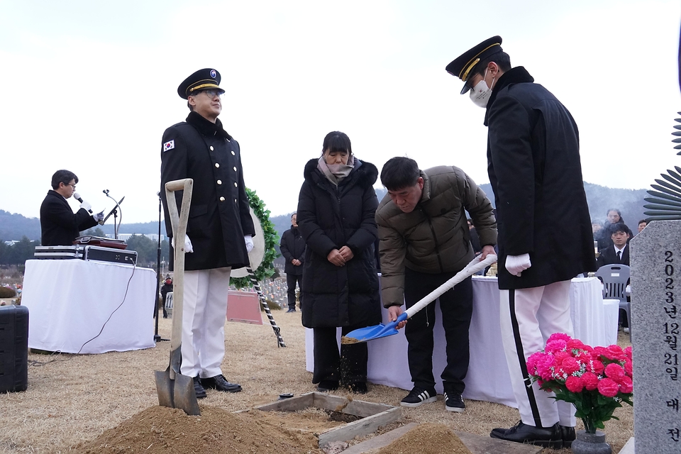 산악인명 구조과정에서 순직한 고 이영도 공중진화대원의 안장식이 2025년 1월 6일 대전 유성구 국립대전현충원에서 거행됐다.