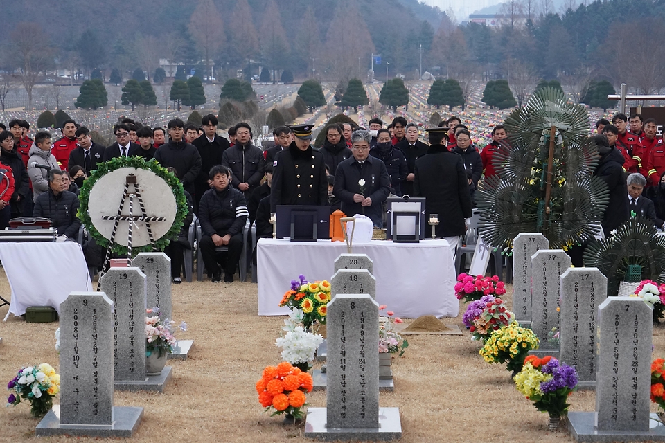 산악인명 구조과정에서 순직한 고 이영도 공중진화대원의 안장식이 2025년 1월 6일 대전 유성구 국립대전현충원에서 거행됐다.