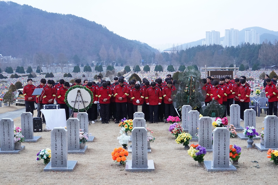 산악인명 구조과정에서 순직한 고 이영도 공중진화대원의 안장식이 2025년 1월 6일 대전 유성구 국립대전현충원에서 거행됐다.