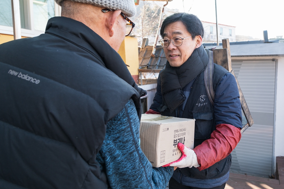 장동언 기상청장이 10일 서울 노원구 상계동을 찾아 한파 취약계층 가구에 피해 예방 물품을 전달하고 있다.