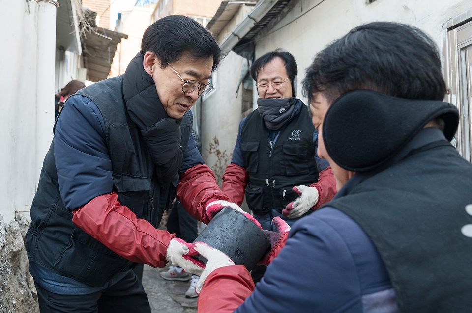 장동언 기상청장이 10일 서울 노원구 상계동을 찾아 한파 취약계층 가구에 연탄 배달 자원봉사를 하고 있다.