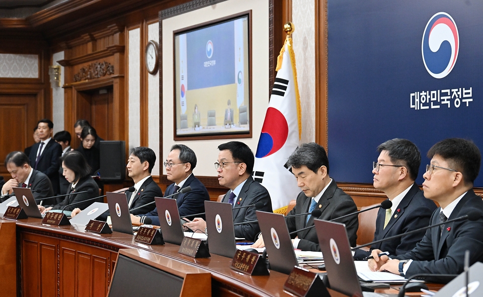 최상목 대통령 권한대행 부총리 겸 기획재정부 장관이 1월 14일 서울 종로구 정부서울청사에서 열린 '제2회 국무회의'를 주재, 모두발언을 하고 있다.