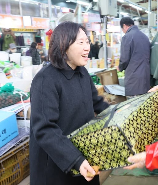 설 명절을 앞두고 신영숙 여성가족부 차관은 서대문구 영천시장과 군포시 소재 조손가정을 방문했다.