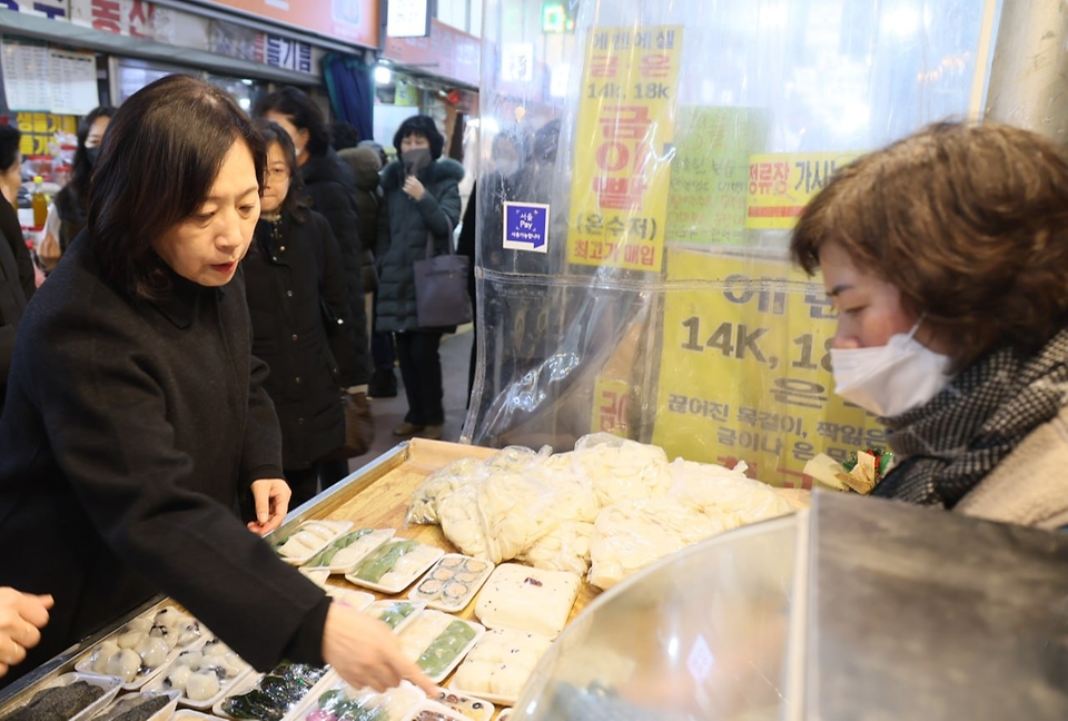 설 명절을 앞두고 신영숙 여성가족부 차관은 서대문구 영천시장과 군포시 소재 조손가정을 방문했다.