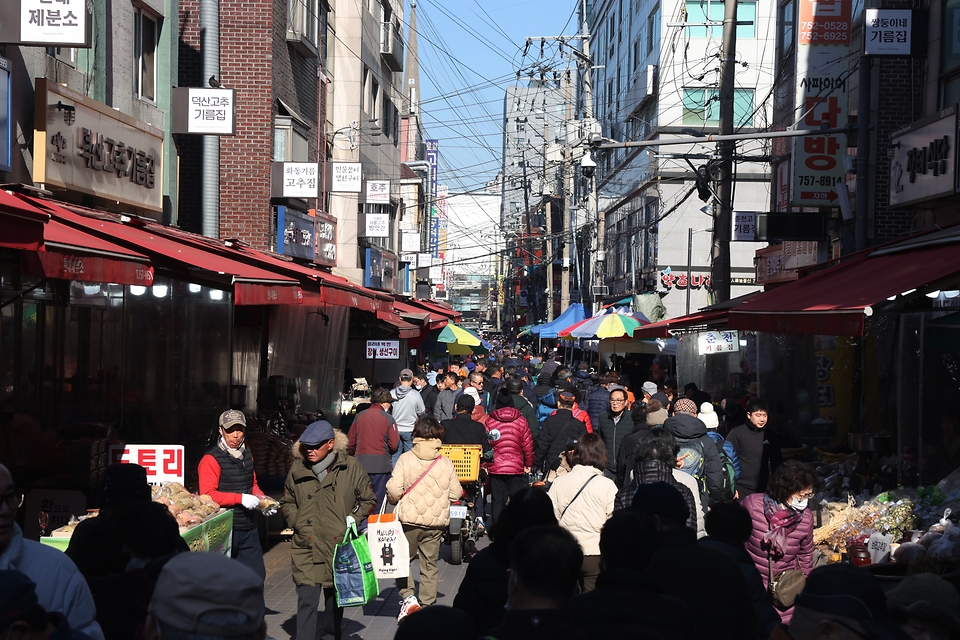 설 연휴를 앞둔 24일 오전 경기도 성남시 중원구 모란민속5일장에서 시민들이 제수 등을 준비하기 위해 장을 보고 있다.