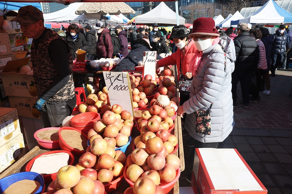 설 연휴를 앞둔 24일 오전 경기도 성남시 중원구 모란민속5일장에서 시민들이 제수 등을 준비하기 위해 장을 보고 있다.