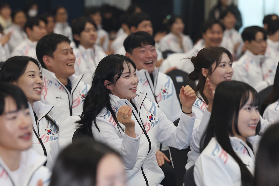 24일 오후 서울 송파구 올림픽파크텔 올림피아홀에서 열린 '2025 하얼빈 동계 아시안게임 대한민국 선수단 결단식'에서 선수단이 파이팅을 하고 있다. 