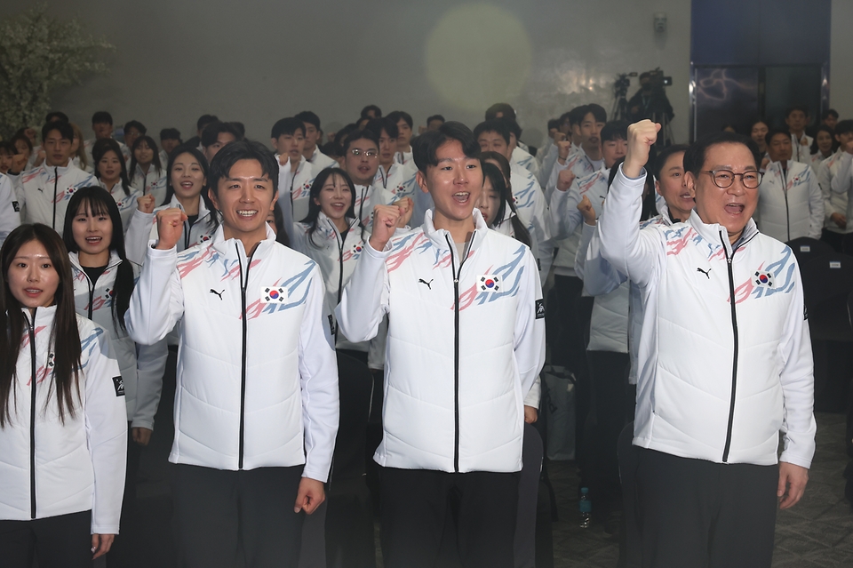 24일 오후 서울 송파구 올림픽파크텔 올림피아홀에서 열린 '2025 하얼빈 동계 아시안게임 대한민국 선수단 결단식'에서 선수단이 파이팅을 하고 있다. 