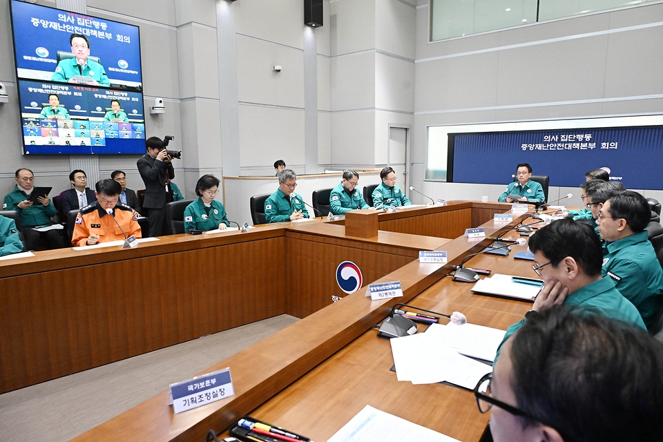 최상목 대통령 권한대행 부총리 겸 기획재정부 장관이 1월 24일 오전 서울 종로구 정부서울청사에서 열린 '의료 집단행동 중앙재난안전대책본부 회의'를 주재, 모두발언을 하고 있다.