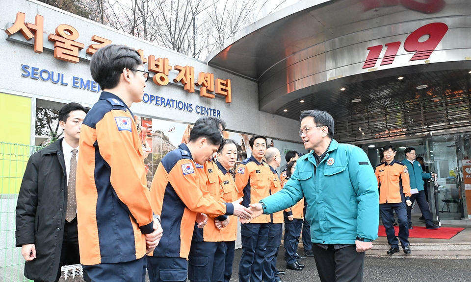 최상목 대통령 권한대행 부총리 겸 기획재정부 장관이 1월 27일 설 연휴 안전분야-종합방재대책 현장점검차 서울 중구 서울시 종합방재센터를 방문, 종합상황실 등 사무실을 순시하며 근무자들을 격려하고 있다.