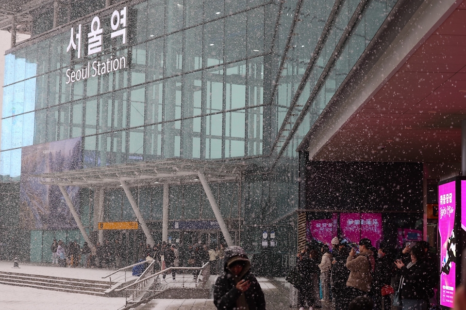 서울과 수도권 지역에 대설주의보가 내려진 6일 오후 서울역 일대에 많은 눈이 내리고 있다.