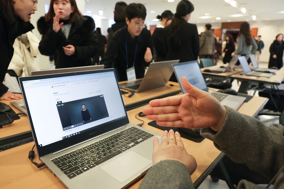 6일 서울 마포구 누리꿈스퀘어에서 열린 '2025 한국수어-한국어 사전 개통 행사'에서 한 참석자가 한국수어누리사전을 보고 있다. 한국수어누리사전은 한국수어 말뭉치(영상 자료)를 기반으로 한국수어 고유의 언어적 특성을 담아낸 사전이다. 