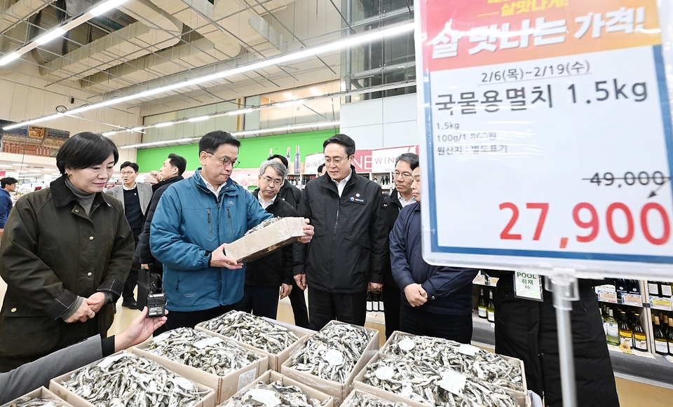 최상목 대통령 권한대행 부총리 겸 기재부 장관이 2월 6일 오후 송미령 농림축산식품부 장관, 강도형 해양수산부 장관과 함께 서울 서초구 양재 하나로마트를 방문, 농축수산물 수급 및 가격 동향을 점검하고 있다.