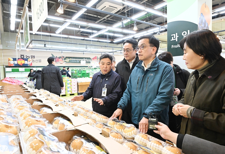 최상목 대통령 권한대행 부총리 겸 기재부 장관이 2월 6일 오후 송미령 농림축산식품부 장관, 강도형 해양수산부 장관과 함께 서울 서초구 양재 하나로마트를 방문, 농축수산물 수급 및 가격 동향을 점검하고 있다.