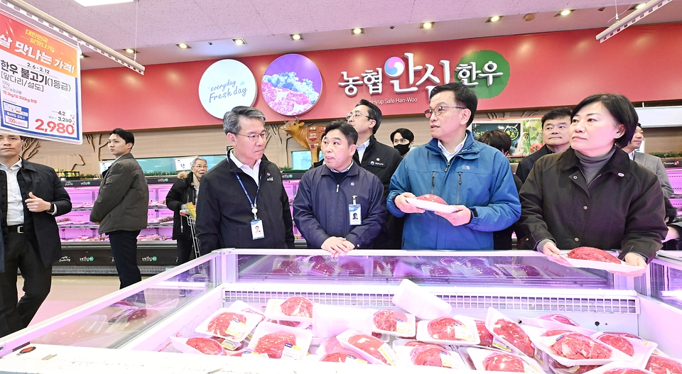 최상목 대통령 권한대행 부총리 겸 기재부 장관이 2월 6일 오후 송미령 농림축산식품부 장관, 강도형 해양수산부 장관과 함께 서울 서초구 양재 하나로마트를 방문, 농축수산물 수급 및 가격 동향을 점검하고 있다.