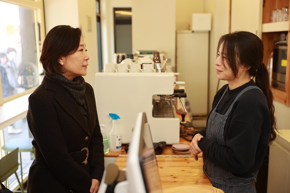 오영주 중기부 장관은 6일(목) 서울 종로구에 위치한 북촌 계동길 골목형 상점가와 광진구에 위치한 건리단길 골목형 상점가를 연이어 방문하며, 골목형 상점가 운영현황을 점검하고 상인들의 민생현안을 청취했습니다.