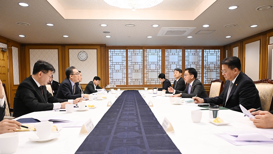 최상목 대통령 권한대행 부총리 겸 기획재정부 장관이 2월 10일 오전 서울 종로구 정부서울청사에서 열린 '대외경제현안간담회'를 주재하고 있다.