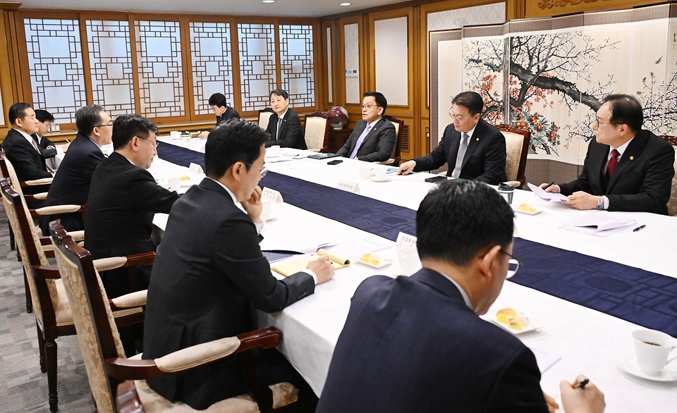 최상목 대통령 권한대행 부총리 겸 기획재정부 장관이 2월 10일 오전 서울 종로구 정부서울청사에서 열린 '대외경제현안간담회'를 주재하고 있다.